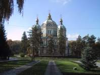 Свято-Вознесенский Кафедральный собор Русской православной церкви.Построенное в 1904-07 гг., оно выдержало десятибальное землетрясение 1911 года и все последующие.Это уникальное деревянное строение имеет высоту 54 м.