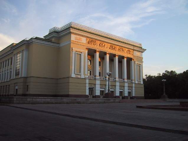 Театр оперы и балета им. Абая после реставрации. Заново открыт весной 2001 года.