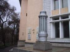 Фонари перед зданием Института геологии НАН РК (архитектура 30-х)