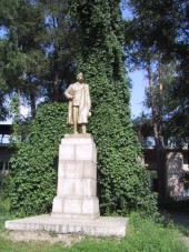 Памятник Максиму Горькому  в парке 