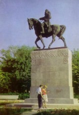 Памятник Амангельды Иманову. Скульптор Х.-Б. Аскар Сарыджа. Архитектор Т.Басенов